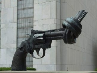 Monumento a la pistola anudada. Sede de la ONU
